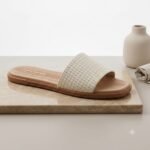 Chinelo Slide Feminino Simples Brilho Moleca 5494.100 - Imagem 2